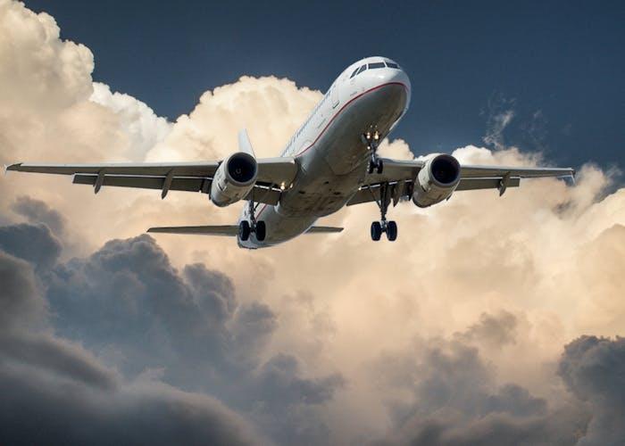 Une image contenant avion, transport, nuage, ciel  Description générée automatiquement