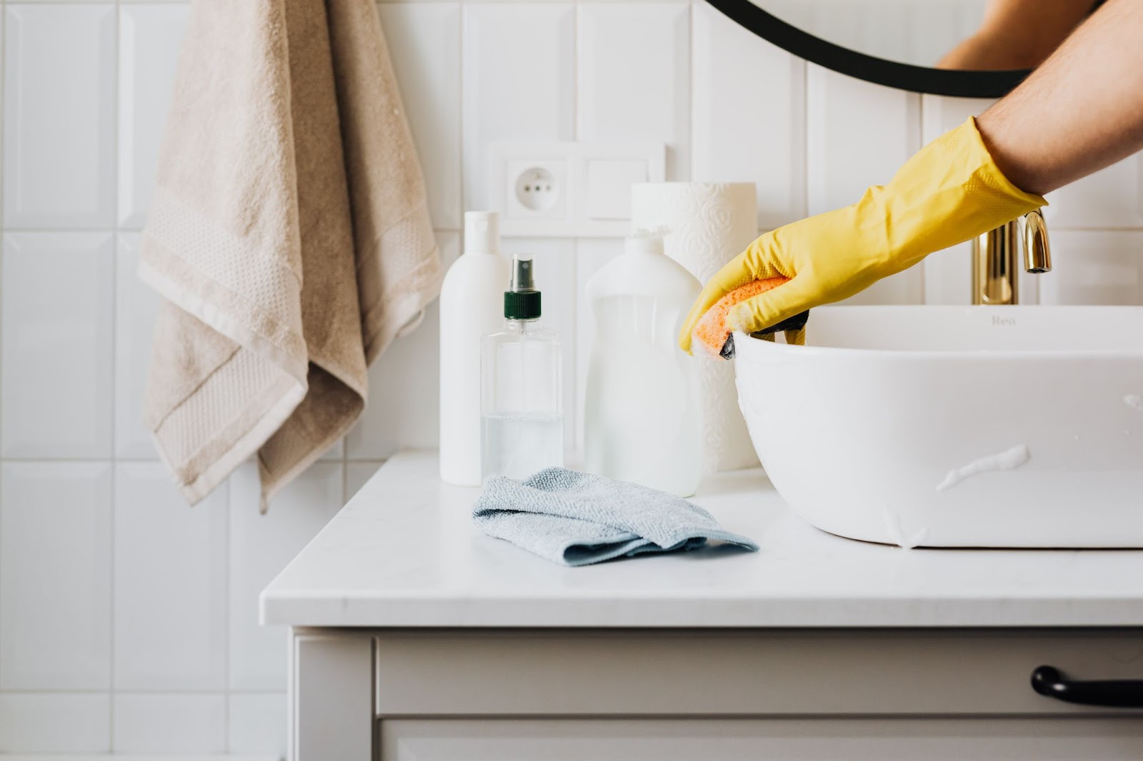 Cara membersihkan dinding keramik kamar mandi