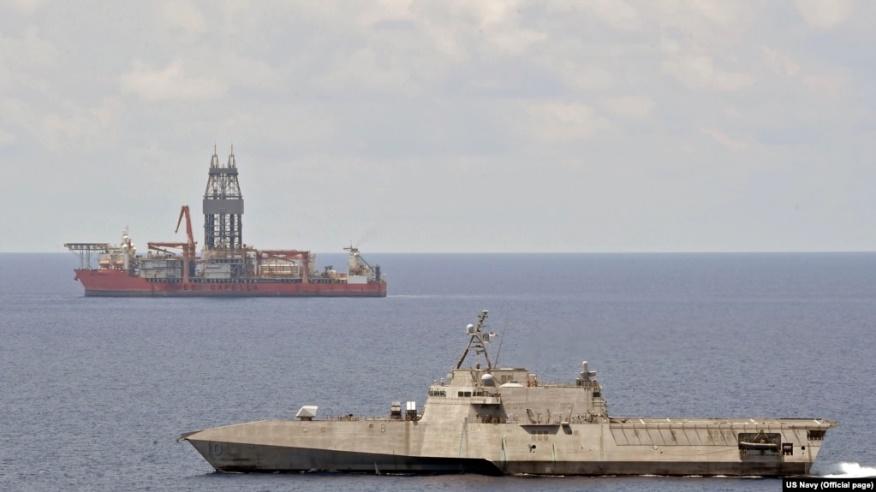(Tư liệu) Tàu USS Gabrielle Giffords tiến hành các hoạt động thường lệ gần tàu khoan West Capella, ngày 12 tháng 5 năm 2020