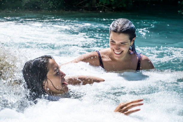 Enjoy a local hot spring together