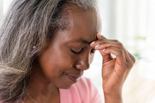 mature woman with headache - black woman stress stock pictures, royalty-free photos & images