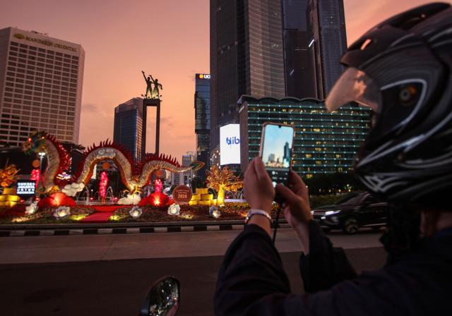 Mô hình rồng đón Tết Âm lịch tại thủ đô Jakarta, Indonesia