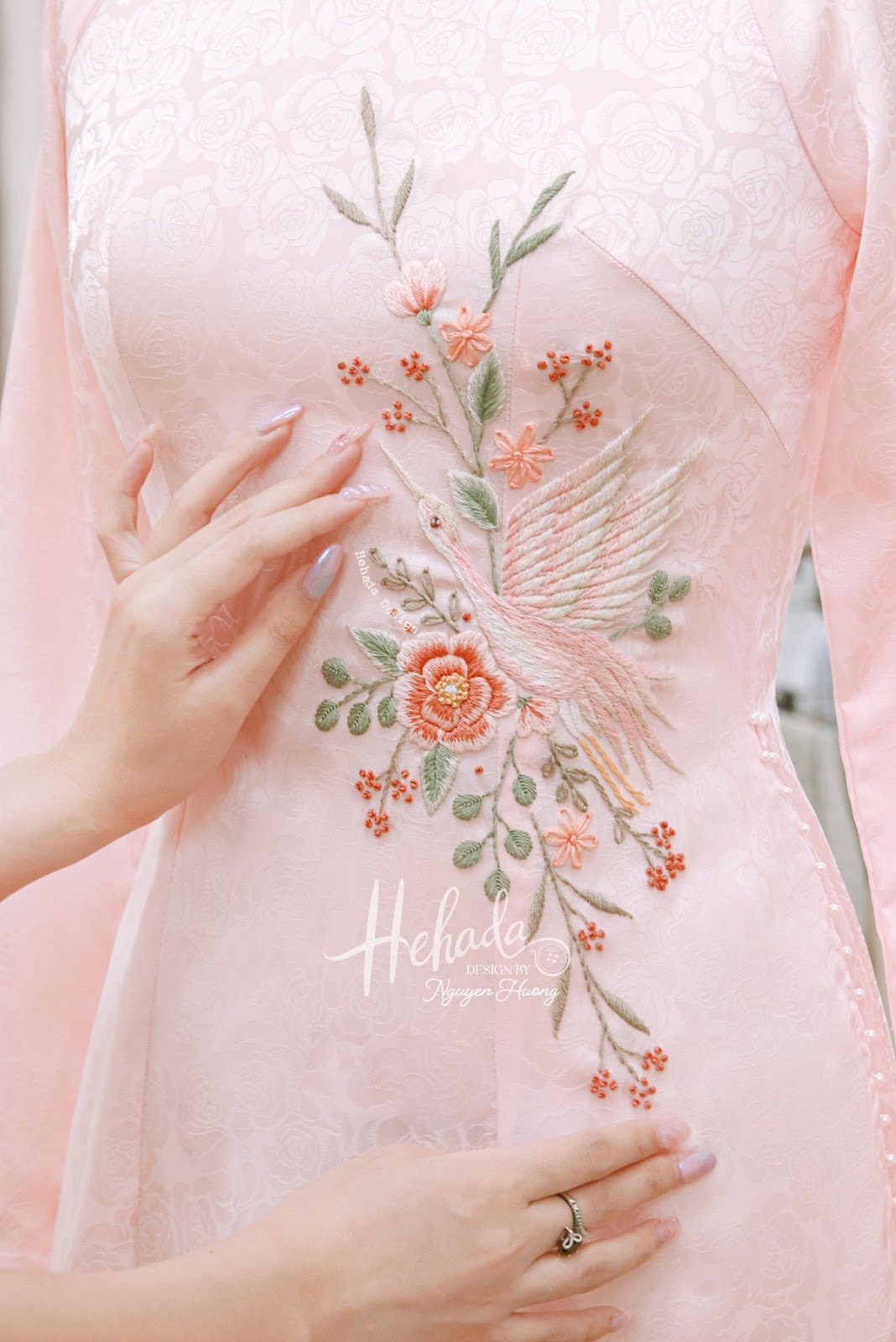 Chi tiết thêu tay chim Hạc và hoa