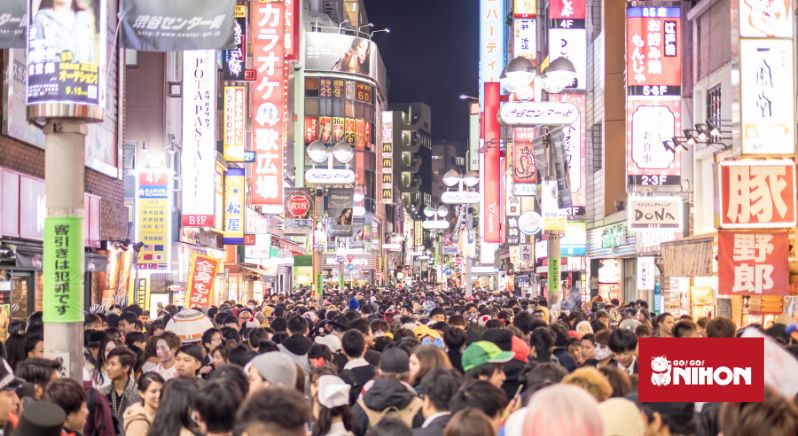 Massa av människor promenerar genom Shibuya under Halloweenfirandet