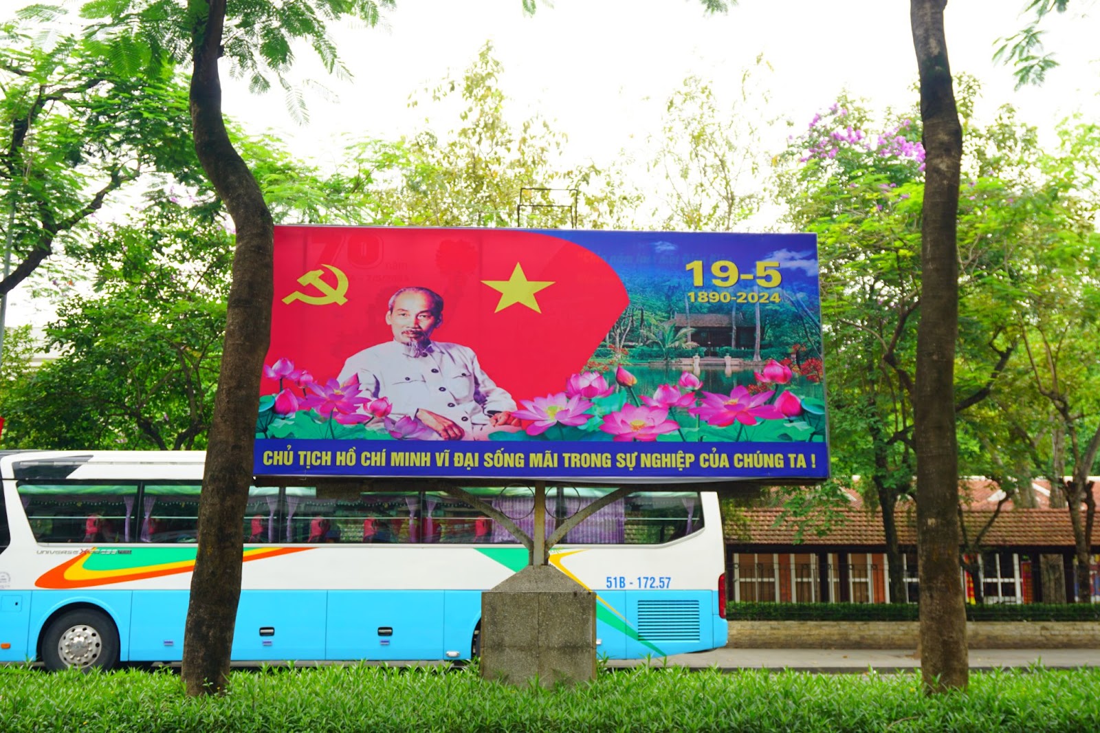 Hà Nội rợp sắc cờ hoa kỷ niệm ngày sinh Chủ tịch Hồ Chí Minh - Ảnh 6.