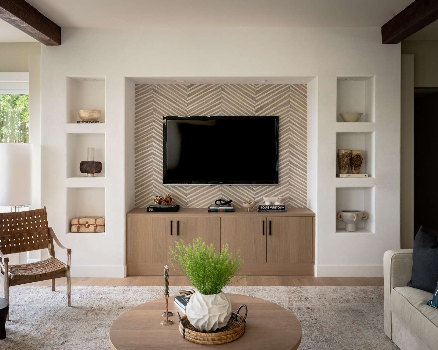 21 Small Living Rooms With TVs That Actually Look Good
