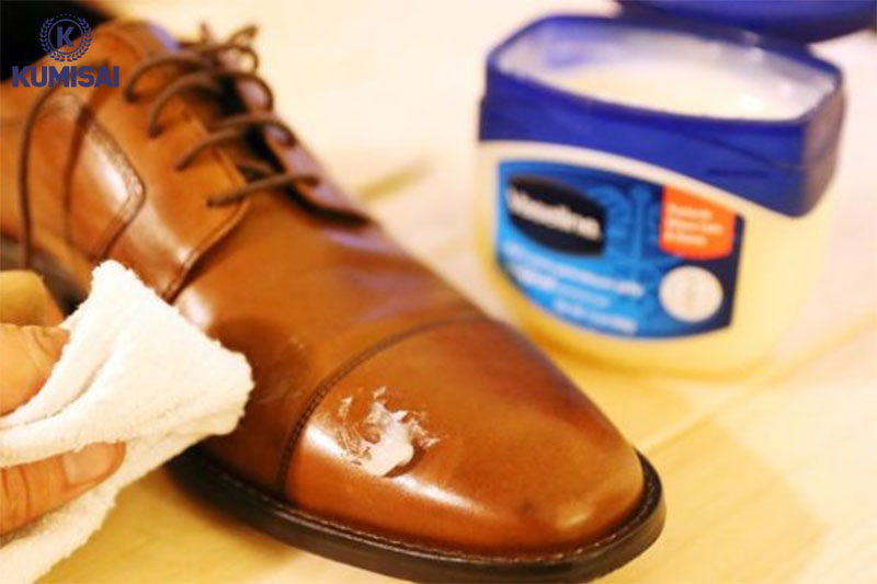 Sử dụng Vaseline làm mềm da giày