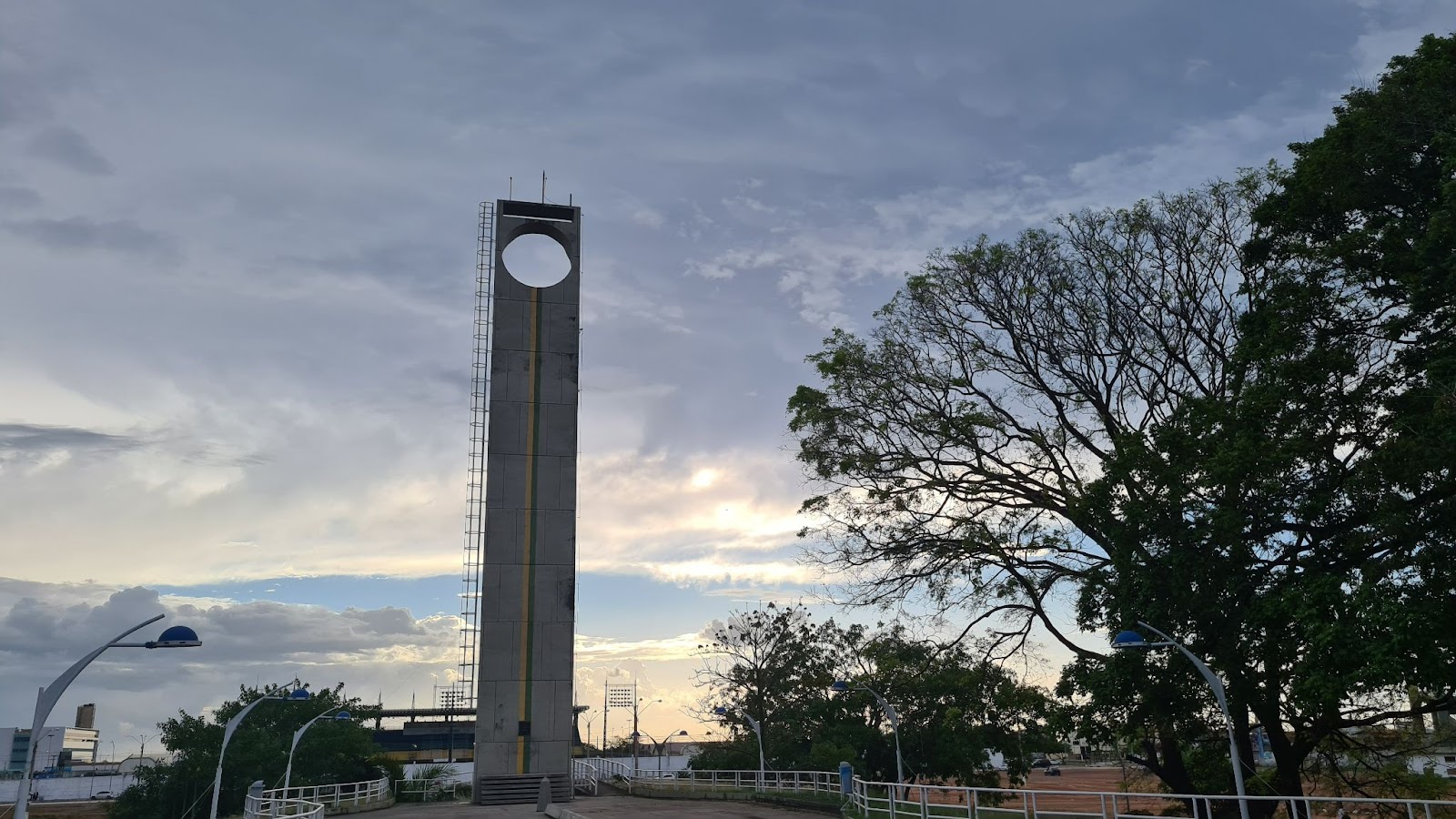 Obelisco do Marco Zero, com duas linhas que representam o Hemisfério Norte e Sul