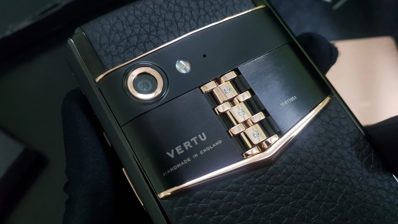 TÍNH NĂNG CÔNG NGHỆ TRÊN CHIẾC VERTU ASTER B BLACK MIX GOLD | Hoàng Luxury