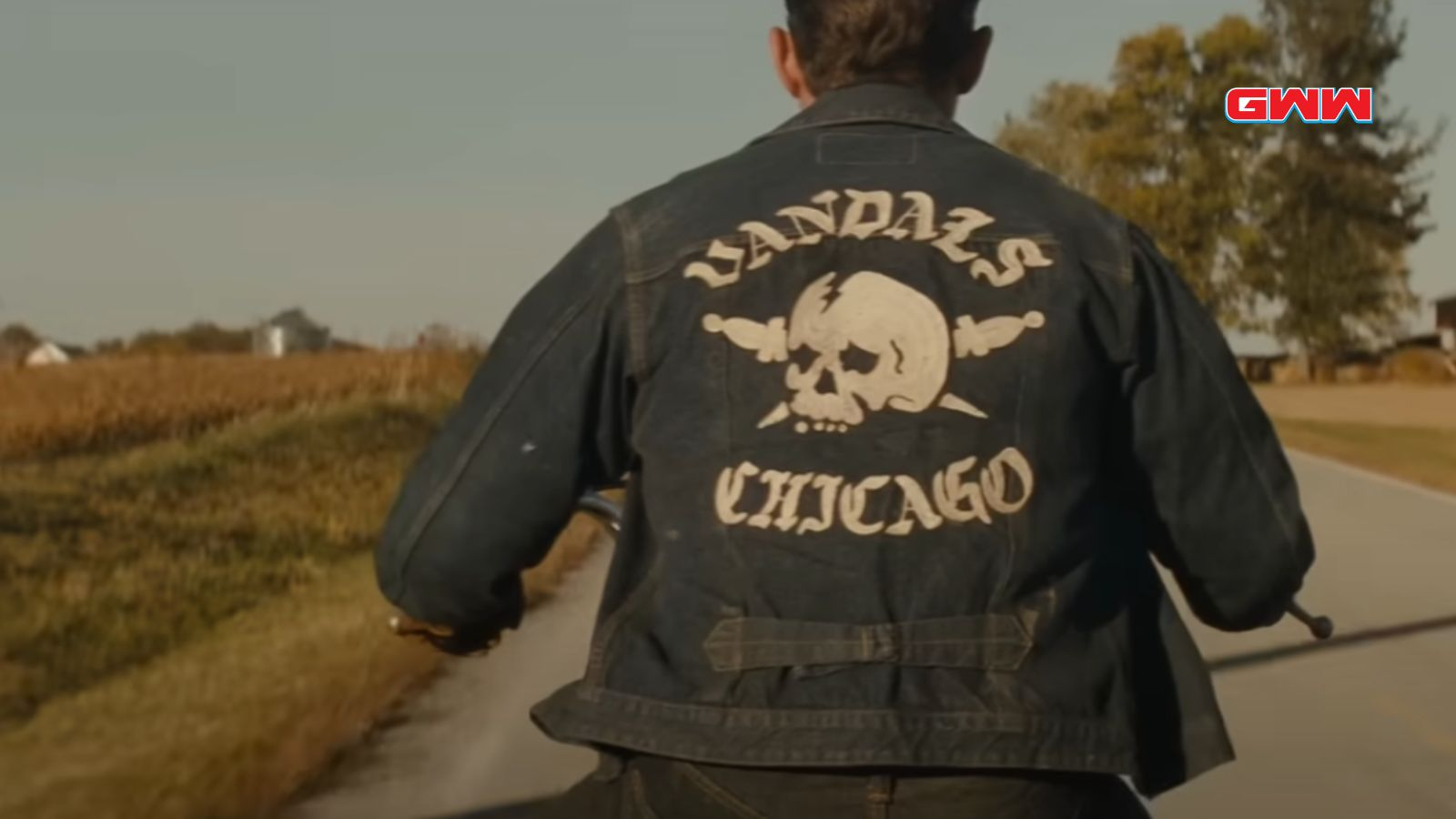Vista posterior de un motociclista con una chaqueta de "Vandals Chicago".