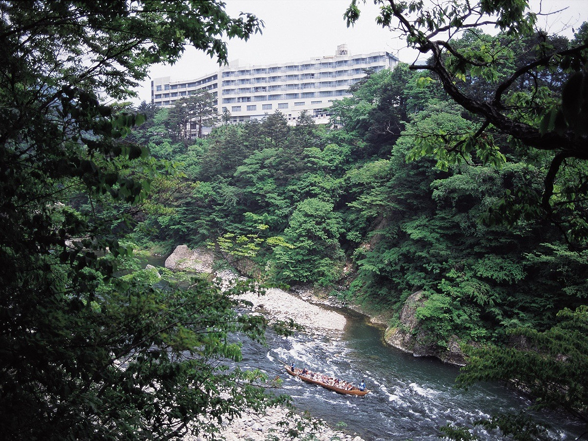 鬼怒川ロイヤルホテルと鬼怒川の写真