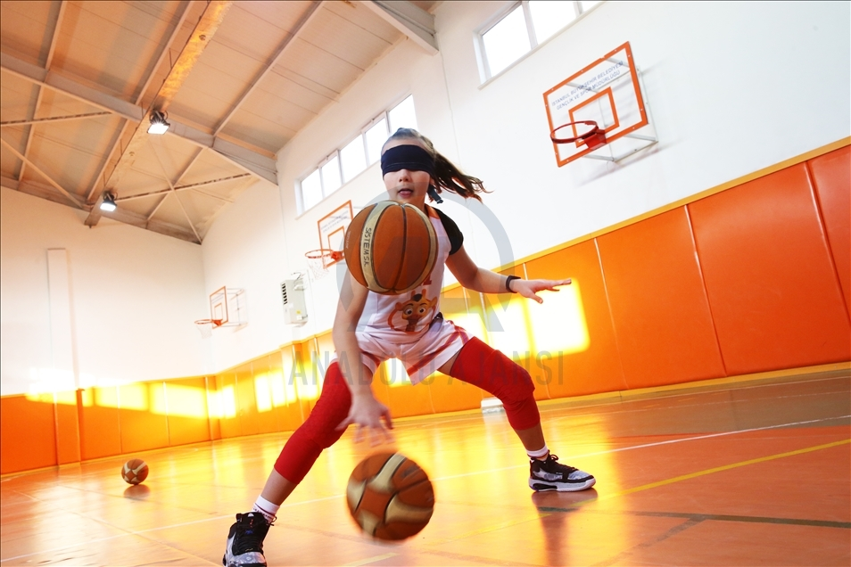 Latihan Dribblis Basket - Blindfolded Dribble