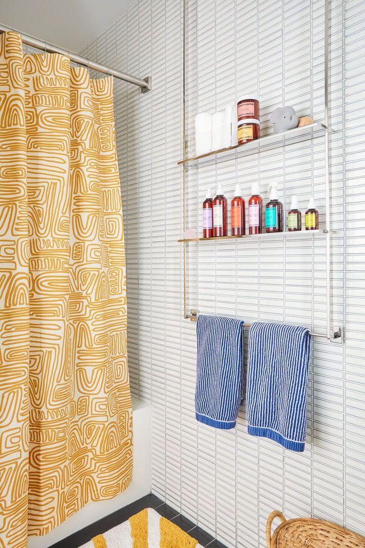A shower curtain and a shelf with bottles

Description automatically generated