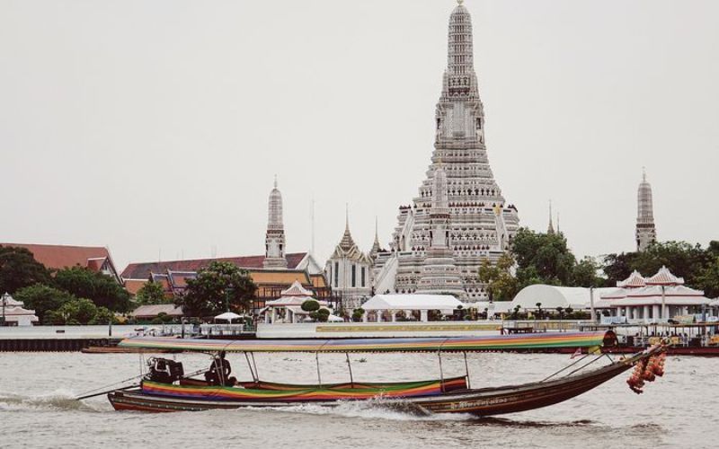 Ngôi chùa tọa lạc cạnh sông Chao Phraya