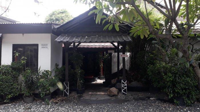 A building with a roof and a sign

Description automatically generated with medium confidence