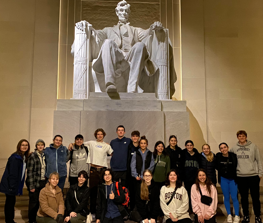 image of students in front of the Lincoln Memorial