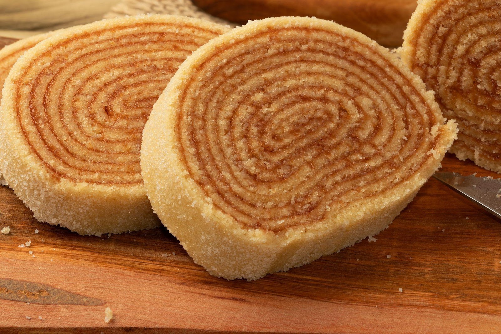 Tradicional bolo de rolo, da culinária pernambucana. Fatias de bolo com finas camadas de recheio de goiaba.