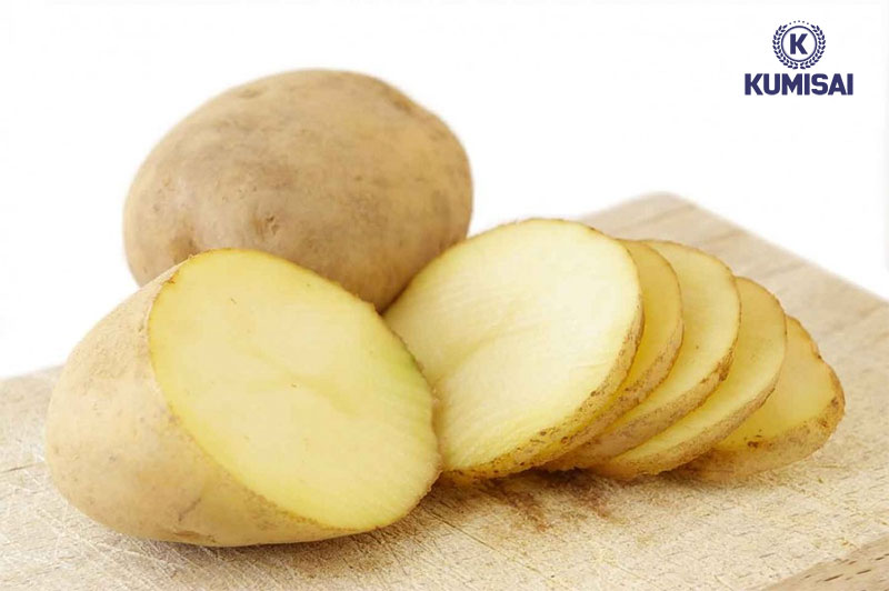 Trong khoai tây chứa axit oxalic có khả năng xử lý vết mốc trên giày