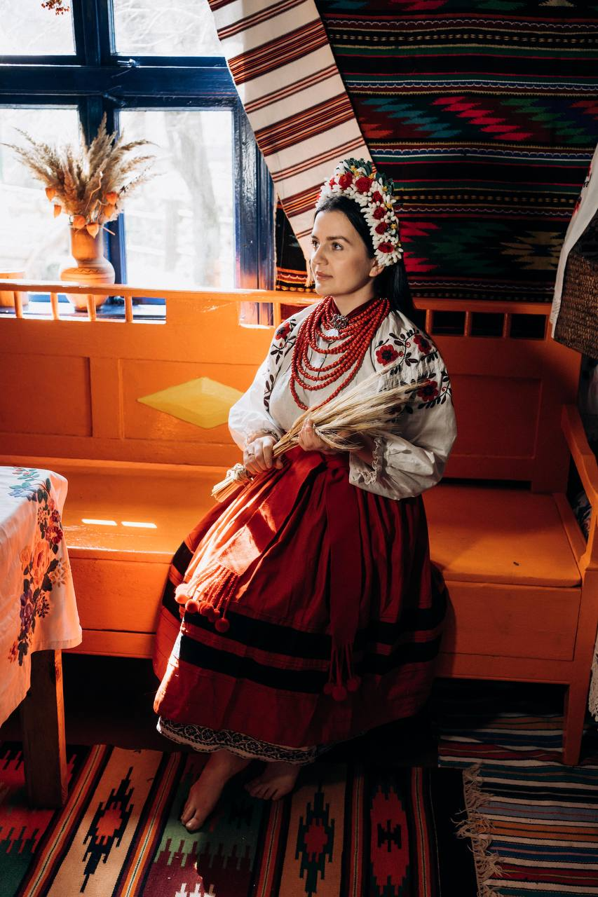 Марʼяна Курій в традиційному українському строї