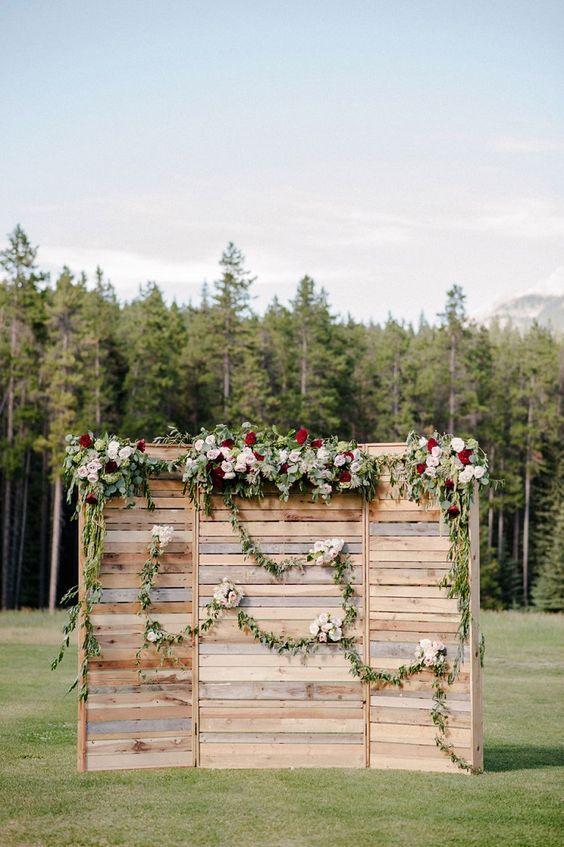 Simple wooden pallet backdrop wedding (Pinterest)