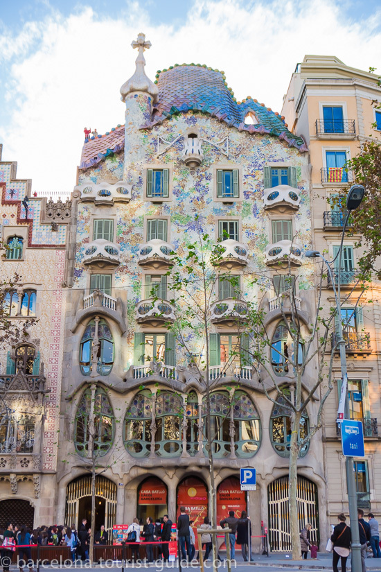 Picture shows Casa Batlló (1904-1906), that  is another of Gaudí's works in the center of Barcelona. It is a remarkable building and a masterpiece of Catalan modernism. Like Casa Mila, this place is also a UNESCO World Heritage Site. 