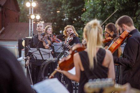 Obsah obrázku hudební nástroj, osoba, oblečení, koncert

Popis byl vytvořen automaticky