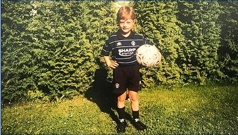 A young Patrik Schick expresses his support to Manchester United during his childhood
