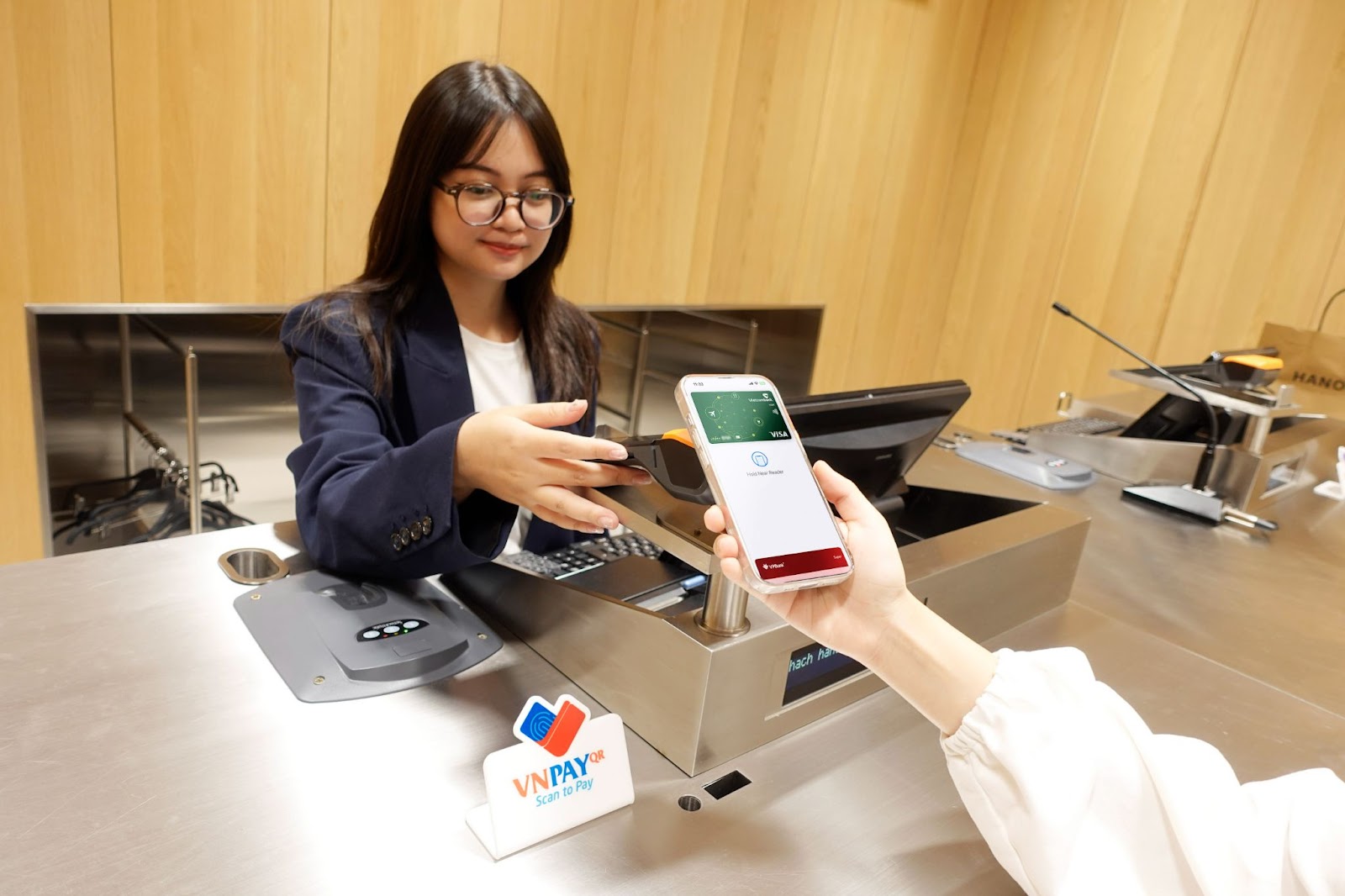 Giao dịch với VNPAY SoftPOS ngay trên điện thoại