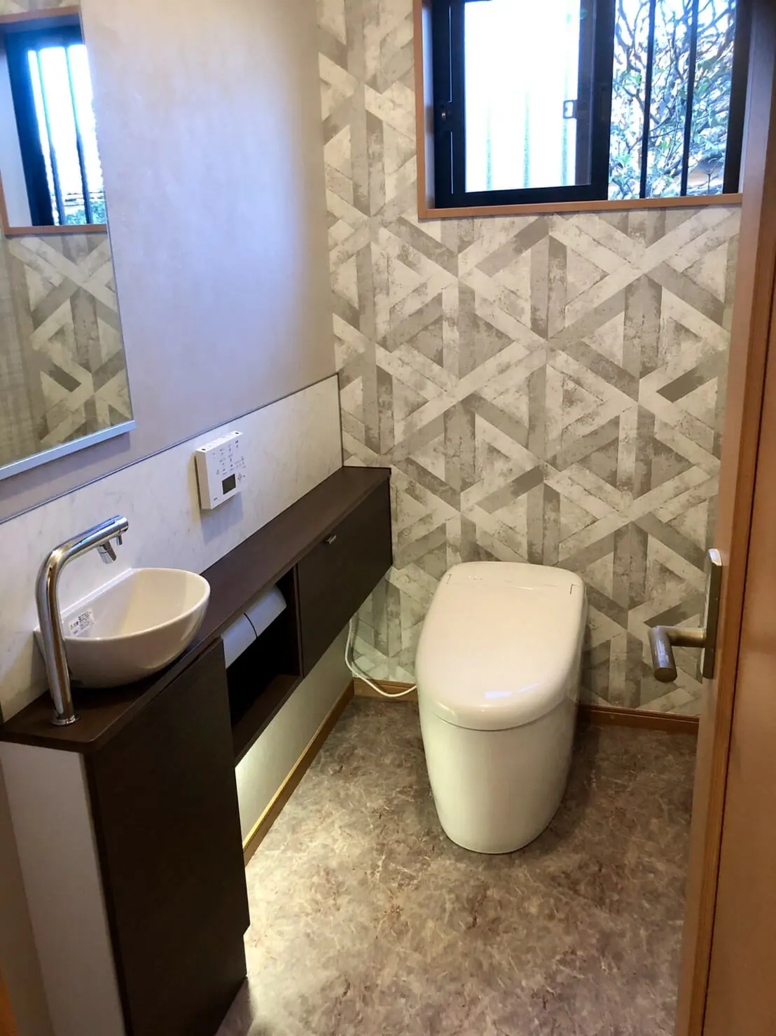 トイレ、手洗い器、内装にこだわって高級感と機能性を兼ね備えたトイレ空間に