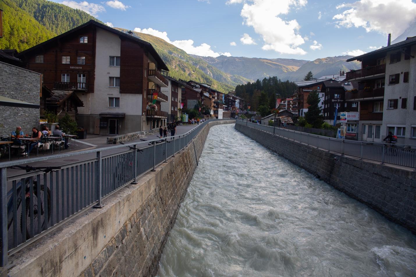 A river flowing through a city

Description automatically generated