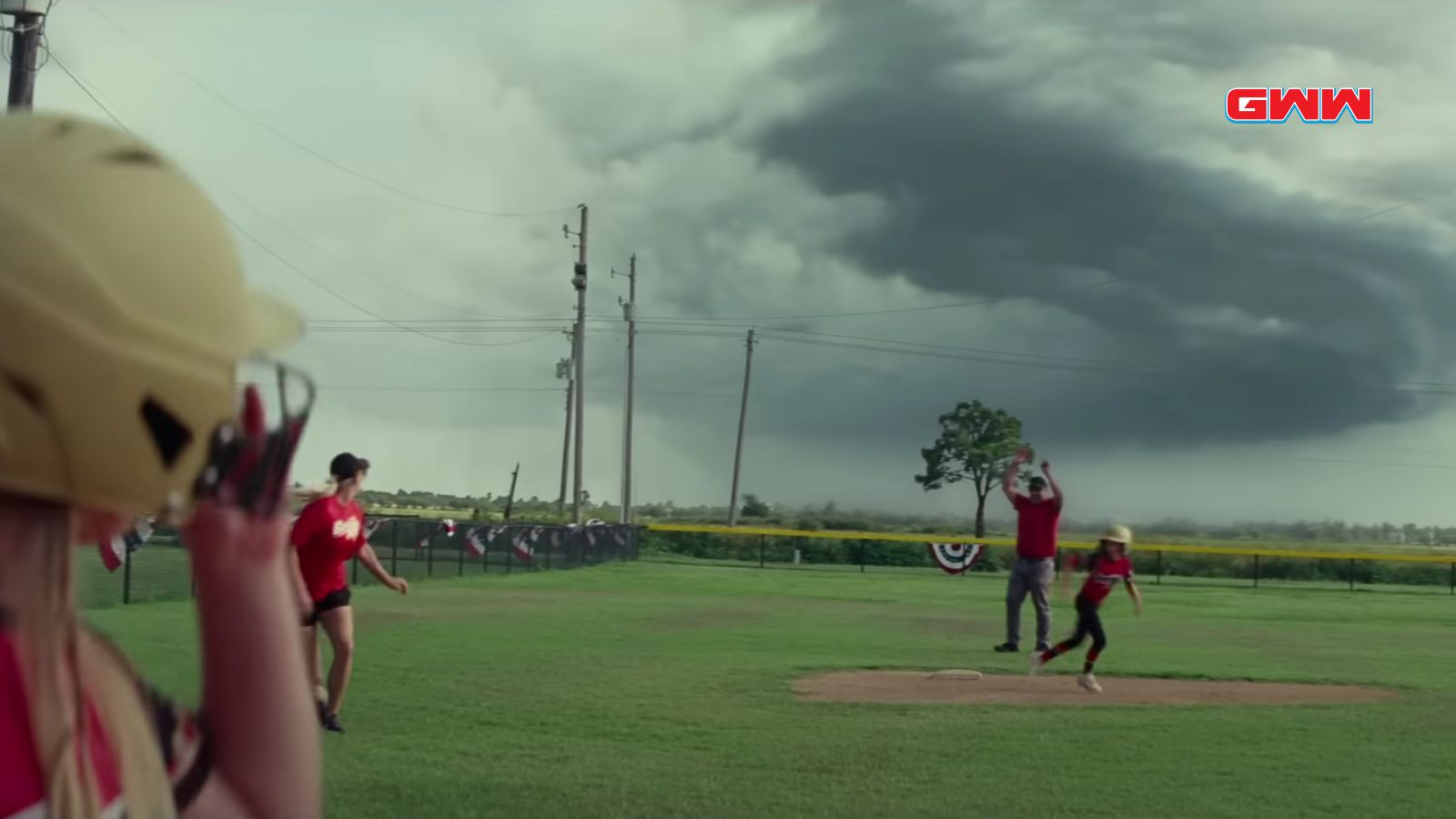 An baseball game interrupted by a tornado, Twisters movie