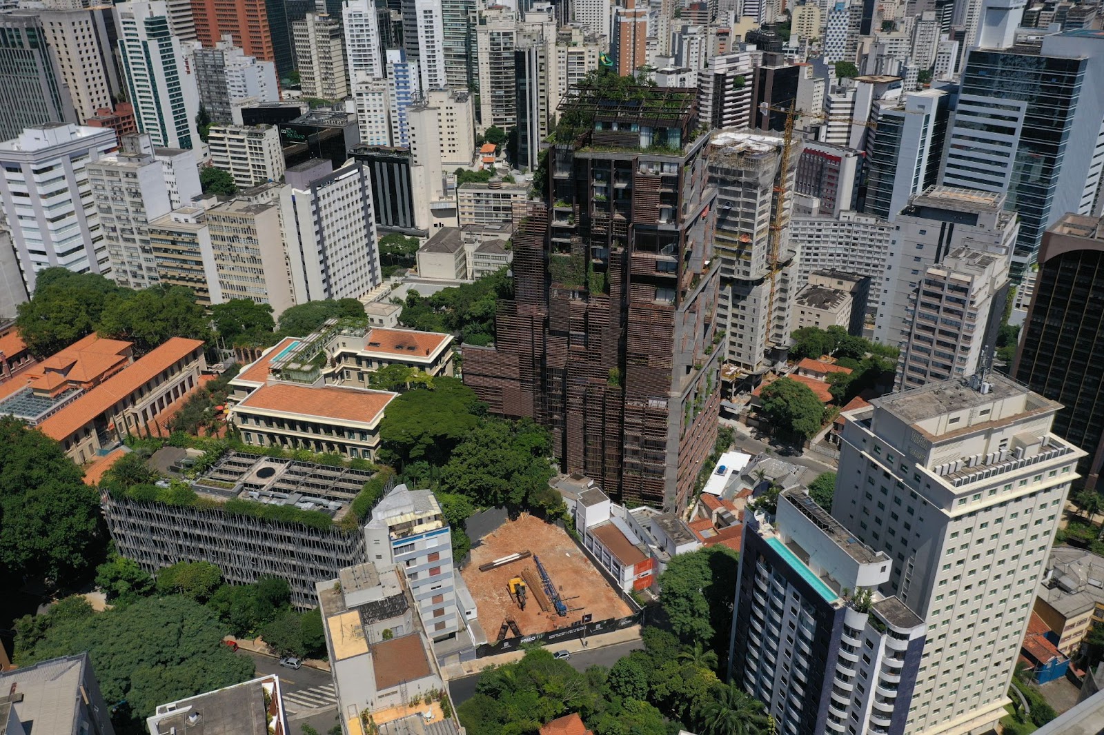 Foto aérea da cidade de São Paulo com prédios e uma área verde. Representando como estudar o mercado imobiliário. 