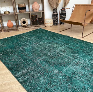 Green vintage rug on reading corner