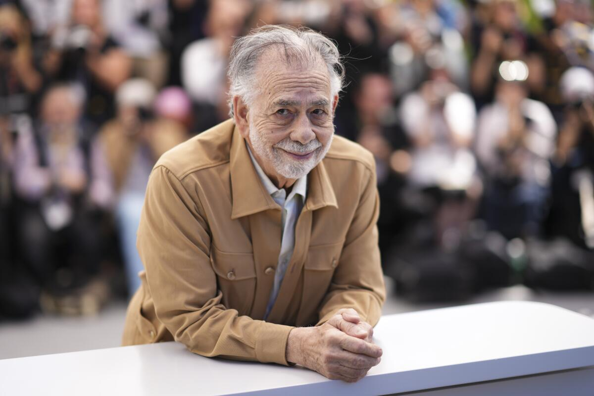 Francis Ford Coppola sonríe frente a la cámara durante el Festival de Cannes 2024.