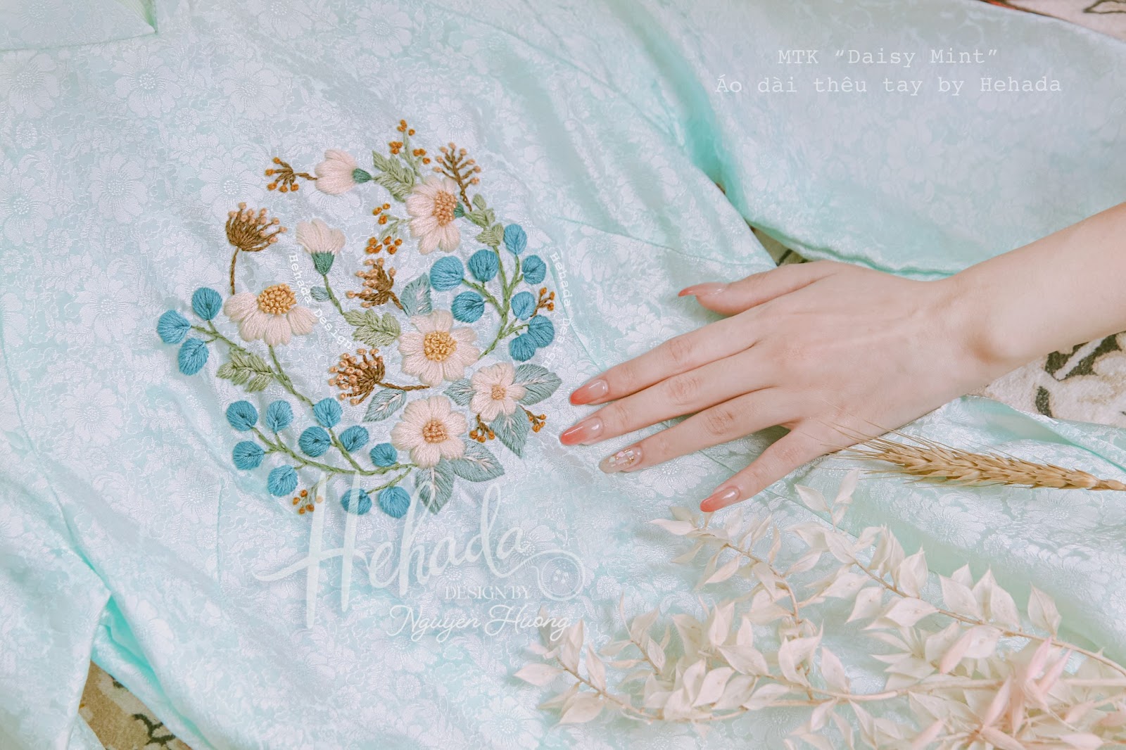 Chi tiết thêu tay hoa cúc cho cô dâu 