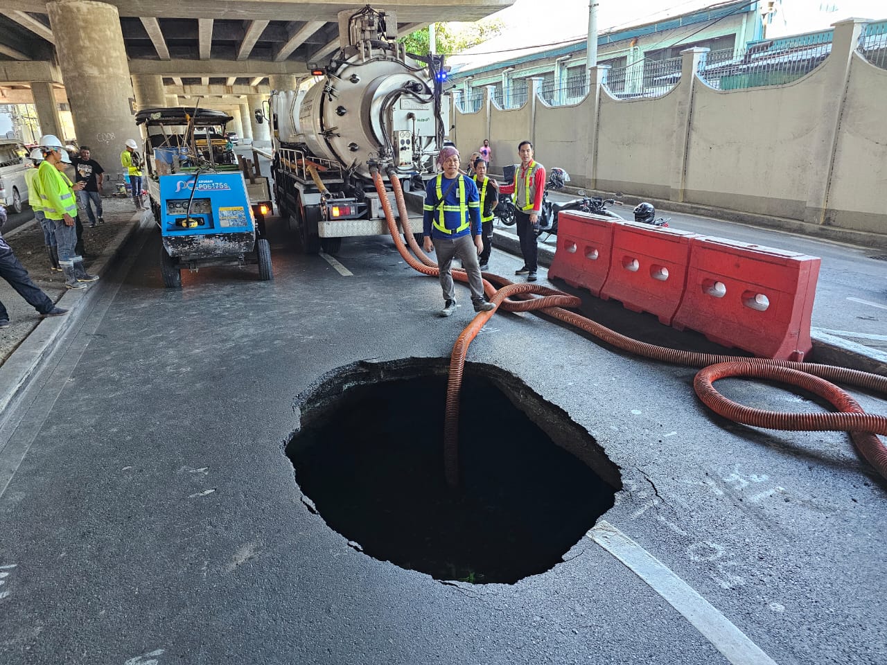 A photo taken by INQUIRER.net around 2:33 p.m. showed that the hole had gotten deeper and wider.