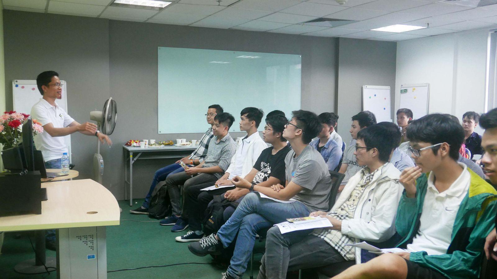 Hình ảnh một buổi học lập trình viên song bằng có sự tham gia đông đảo học viên