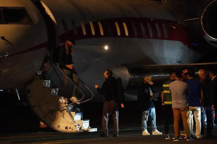 Maroon 5 đến Việt Nam lúc nửa đêm, nhóm nhạc huyền thoại gây chú ý bởi một chi tiết Ảnh 3