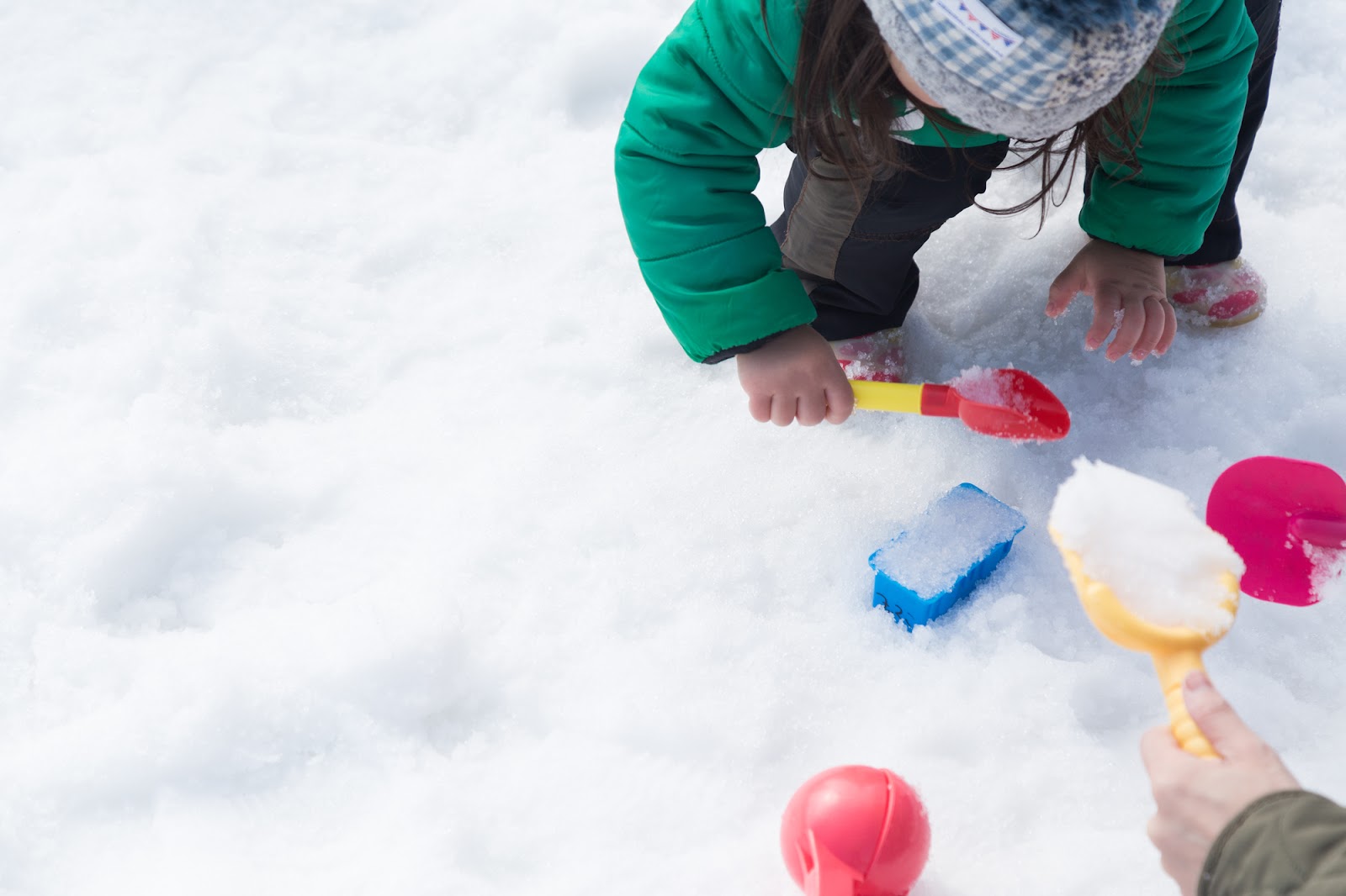 1歳半～2歳｜おすすめの冬の外遊び「純粋に雪遊びを楽しもう」