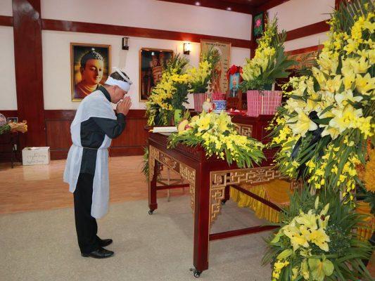 Hoa cắm bàn thờ người mới mất nên chọn những loại hoa gì cho đúng - Ban thờ  Mộc Việt