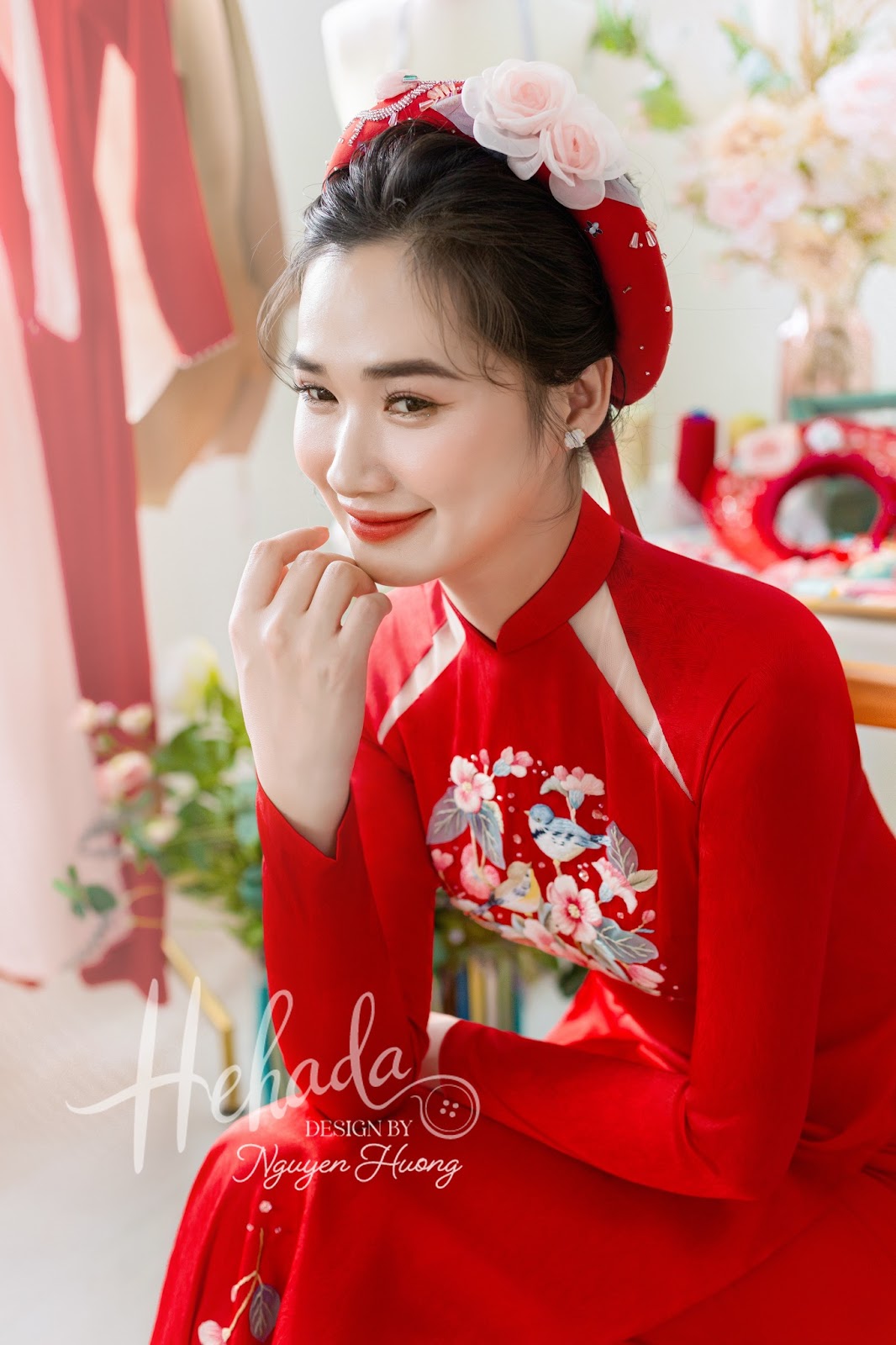 Chân dung cô dâu với áo dài LoveBird Đỏ
