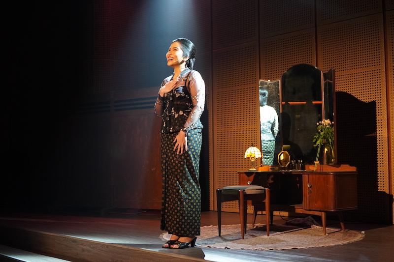 Meja rias dan tatanan pencahayaan panggung yang semakin menunjukkan kehidupan Roekiah pada era 1930-an. (Foto: Galeri Indonesia Kaya)