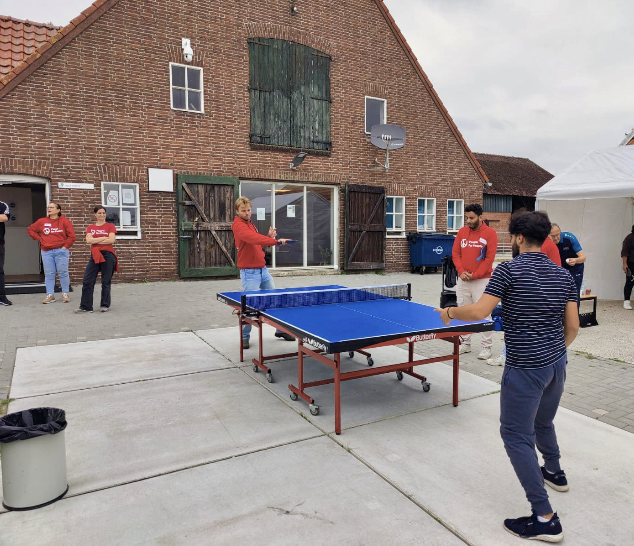 People for People: Playing table tennis at the Rolling Aid event in Wierden asylum reception center