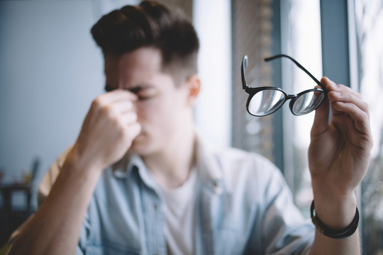 Tình trạng đeo kính cận nhìn vật bị cong sẽ gây ảnh hưởng đến thị lực nếu không được điều chỉnh kịp thời
