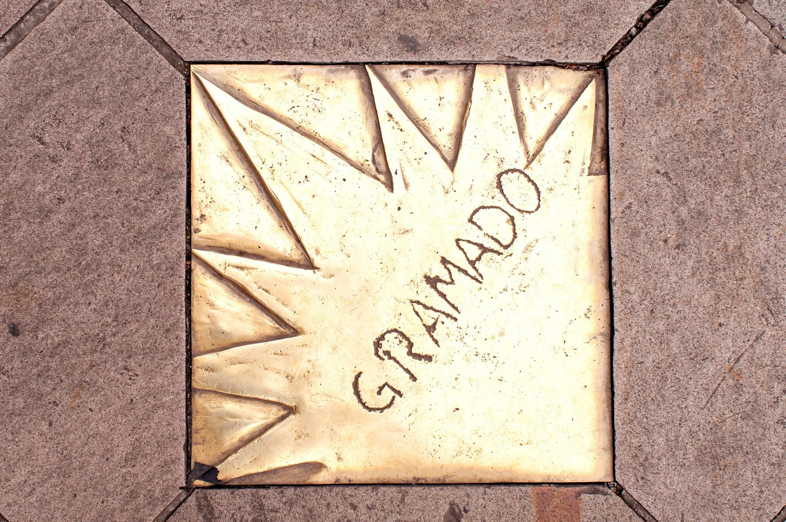 Caminho da Fama de Gramado com pedra dourada escrita o nome da cidade.