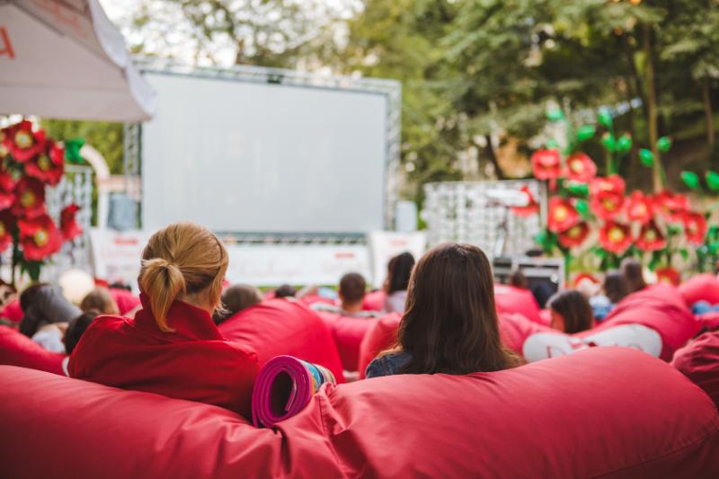 野外スクリーンで映画を鑑賞する人々