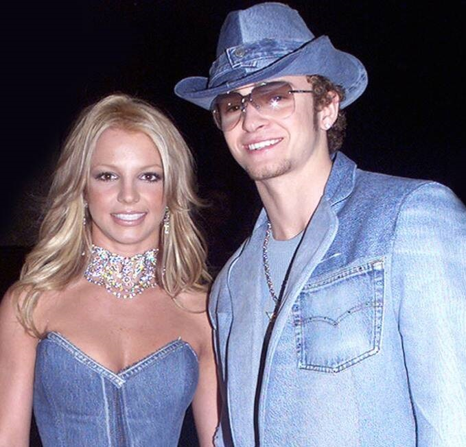 Britney e Justin Timberlake em seu visual all-jeans.