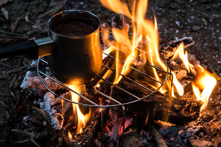 cowboy coffee making method for camping