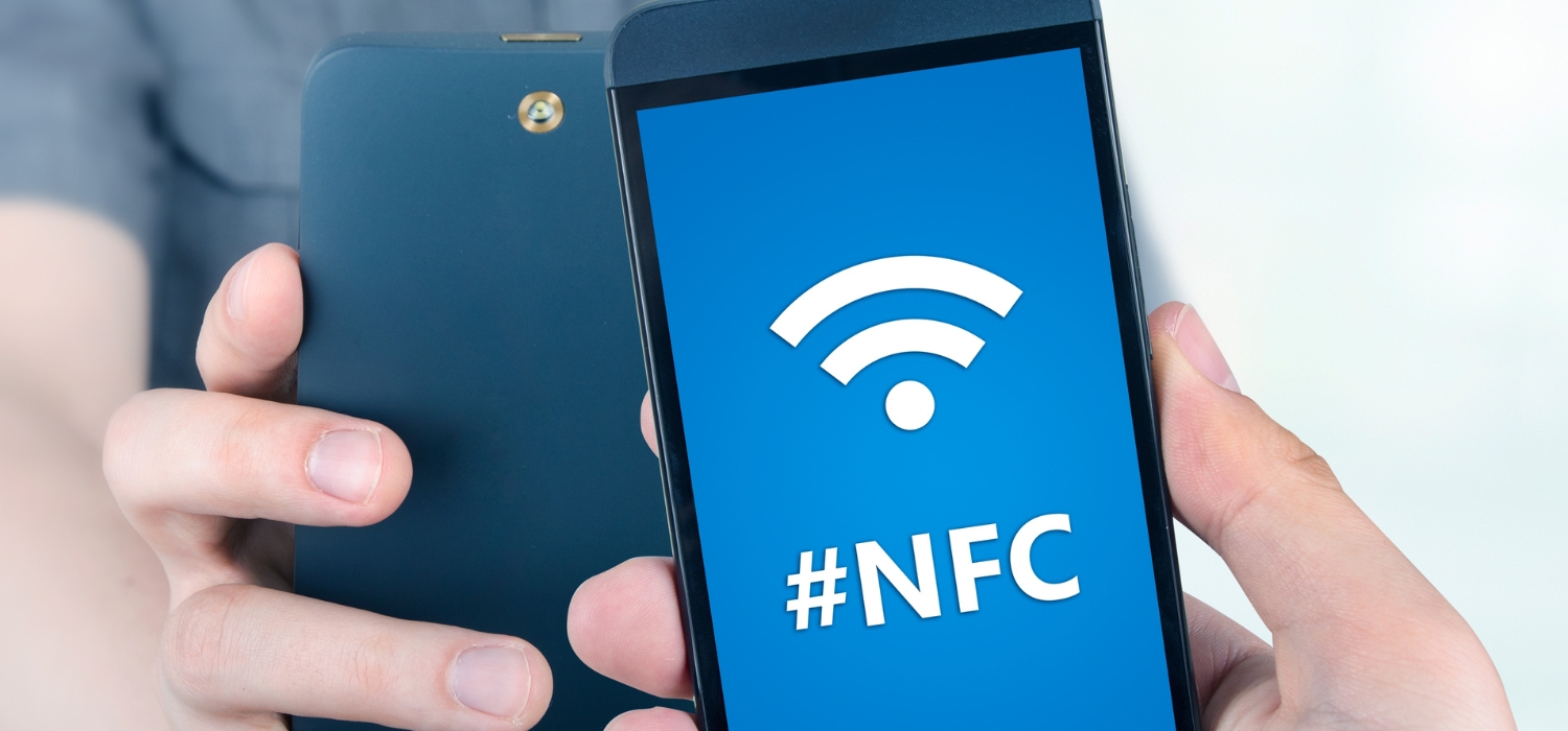 iPhone 15 pro max menggambarkan kata teknologi NFC pada tahun 2023 dengan latar belakang biru dan tulisan font putih.