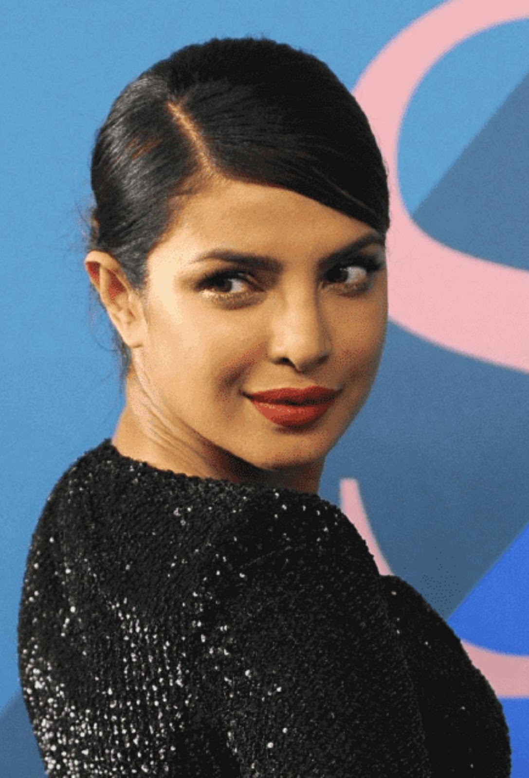 Priyanka Chopra is bollywood  and now in Hollywood is also comes under top fashion icons in India 
